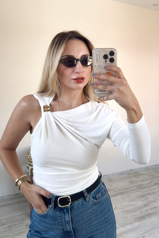 Kol Aksesuar Detaylı Büzgülü Uzun Kollu Bluz Beyaz