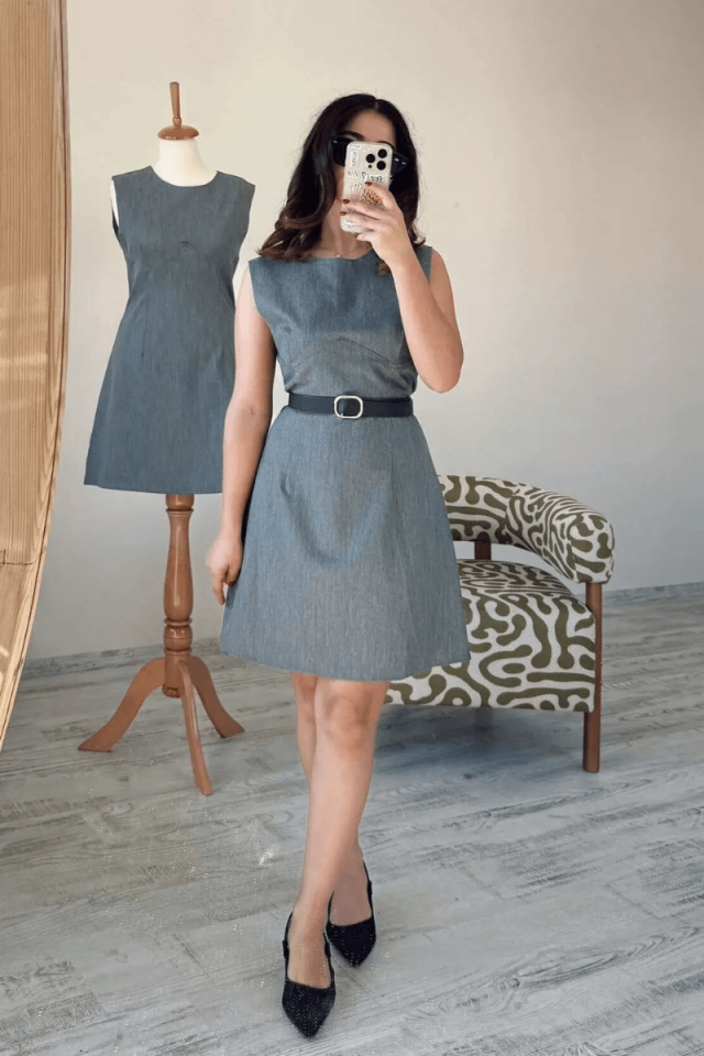 Kısa Ters Biyeli Kolsuz Mini Elbise