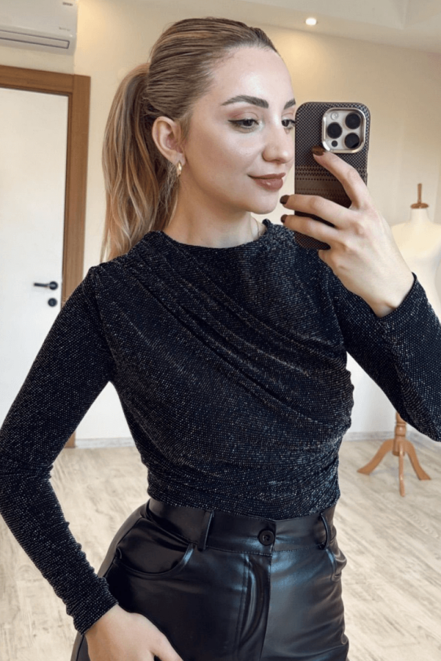 Simli Omuzdan Drape Detaylı Bluz