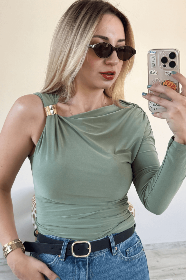 Kol Aksesuar Detaylı Büzgülü Uzun Kollu Bluz