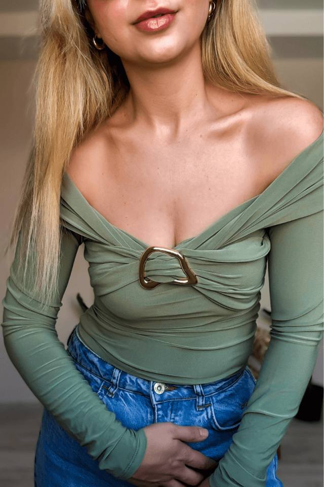 Göğüs Aksesuar Detaylı Kayık Yaka Yeşil Bluz