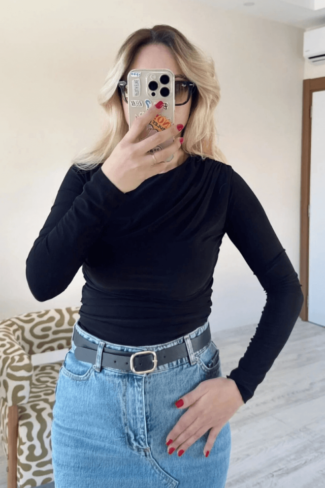 Siyah Tek Omuzda Dökümlü Detaylı Body Suit