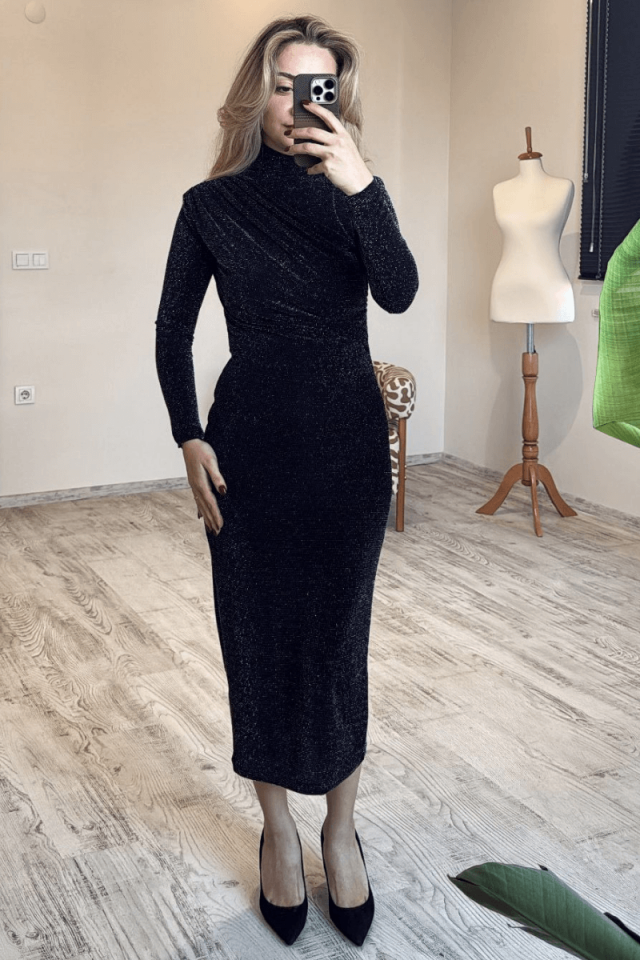 Siyah Simli Yarım Boğaz İnce Kumaş Gece Elbisesi