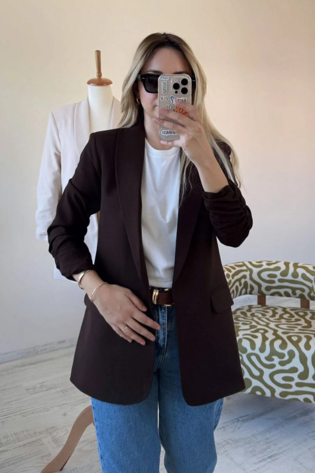 Kahverengi Kolları Büzgülü Kruvaze Yaka Düğmesiz Blazer Ceket