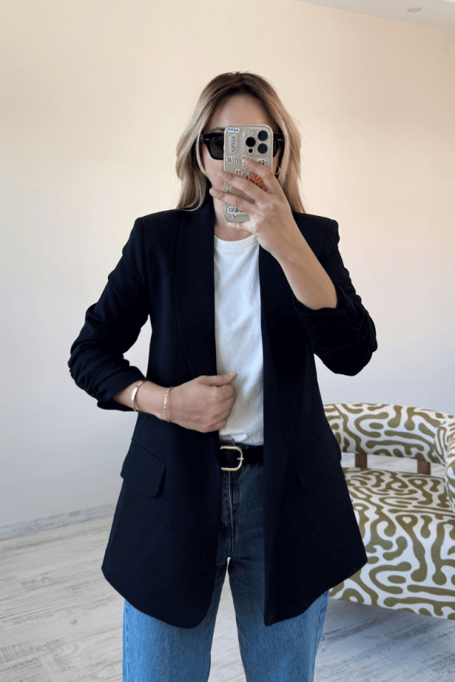 Siyah Kolları Büzgülü Kruvaze Yaka Düğmesiz Blazer Ceket
