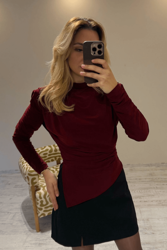 Bordo Omzu Vatkalı Pileli Asimetrik Kesim Bluz