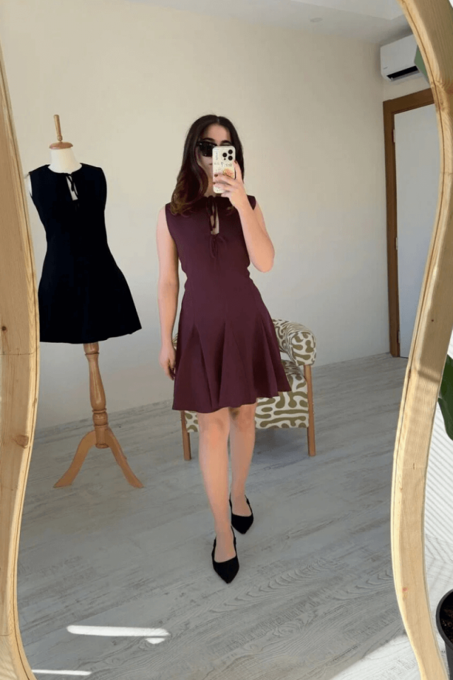 Bordo Önü Fiyonklu Pileli Mini Viskon Elbise