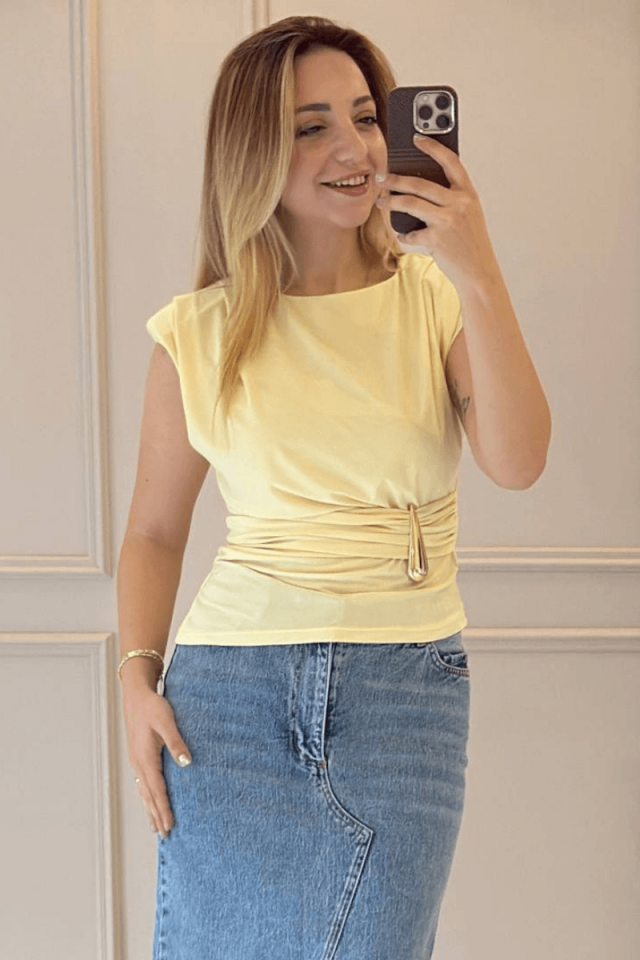 Gold Detaylı Omzu Vatkalı Drapeli Bluz/ Sarı